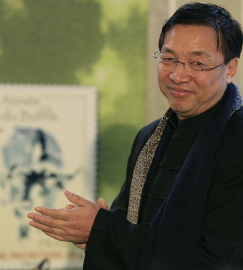 (090111) -- PARIS, Jan. 11, 2009 (Xinhua) -- Chinese French artist Li Zhongyao attends the launching ceremony of the stamp designed by him marking the Jichou Year of 2009 in Paris, Jan. 10, 2009. The stamp with the image of ox was issued by the French State Post Bureau on Sautrday. (Xinhua/Zhang Yuwei) (yy)
